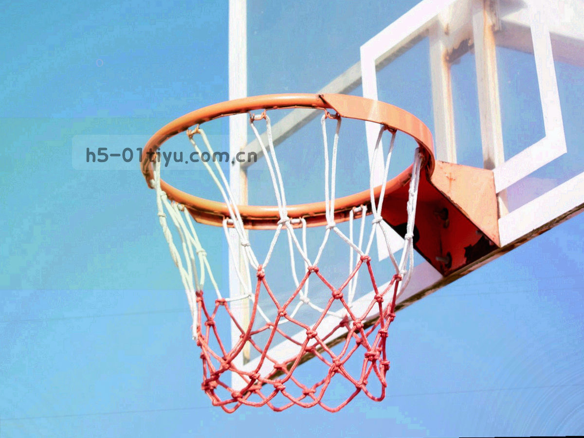 夜间灯光下的笔记本电脑与手机屏幕同时显示中文赛事提醒